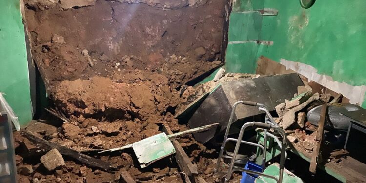 Rumah Longsor di Berbas Pantai, Bontang Selatan.