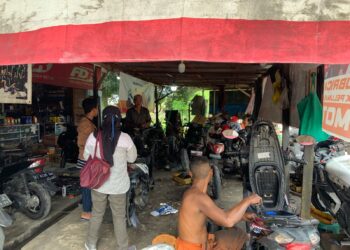 Bengkel yang tengah menangani puluhan motor mogok akibat bensin oplosan