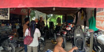 Bengkel yang tengah menangani puluhan motor mogok akibat bensin oplosan