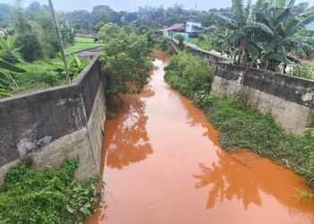 DLH Bontang Telusuri Penyebab Perubahan Warna Air Sungai yang Menguning Pekat