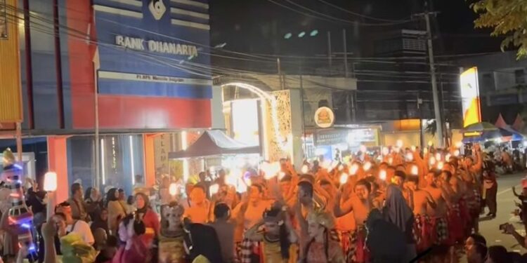 Warga Antusias Padati Bontang City Carnival 2025, Pawai Budaya Tampilkan Beragam Busana Nusantara