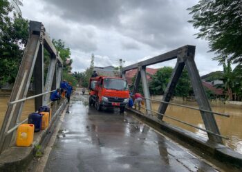 Petugas PUPR Bontang Bersihkan Sejumlah Ruas Jalan Usai Dilanda Banjir