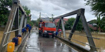 Petugas PUPR Bontang Bersihkan Sejumlah Ruas Jalan Usai Dilanda Banjir
