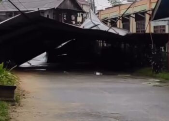 Akibat Cuaca Ekstrem, Atap Seng Sekolah TK di Tanjung Laut Lepas Hingga Menutup Ruas Jalan