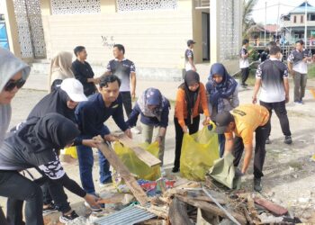 Pegawai Disdukcapil Bontang Gotong Royong Bersihkan Halam Masjid Terapung Loktuan
