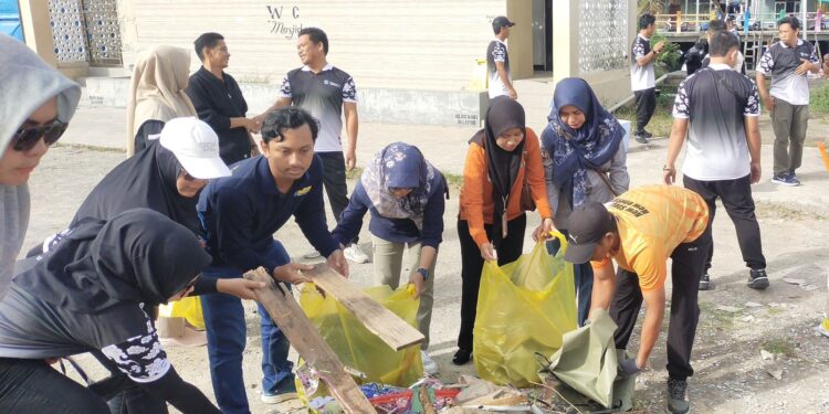 Pegawai Disdukcapil Bontang Gotong Royong Bersihkan Halam Masjid Terapung Loktuan