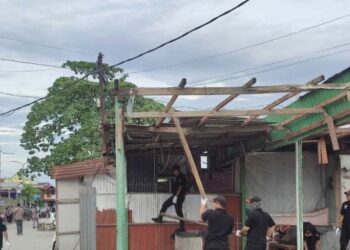 Petugas Gabungan Pemkot Bontang Tertibkan Bangunan Liar di Kawasan Pelabuhan Loktuan