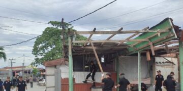 Petugas Gabungan Pemkot Bontang Tertibkan Bangunan Liar di Kawasan Pelabuhan Loktuan