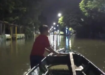 Banjir Rob Melanda Akses Jalan Wisata Bontang Kuala, Warga Terpaksa Pakai Perahu