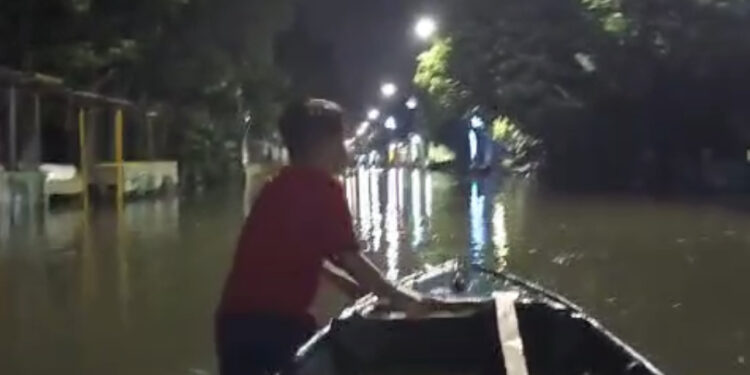 Banjir Rob Melanda Akses Jalan Wisata Bontang Kuala, Warga Terpaksa Pakai Perahu