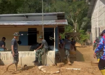 Personil TNI Gotong Royong Bersihkan Rumah Warga Terdampak Banjir Pasir di Kanaan Bontang