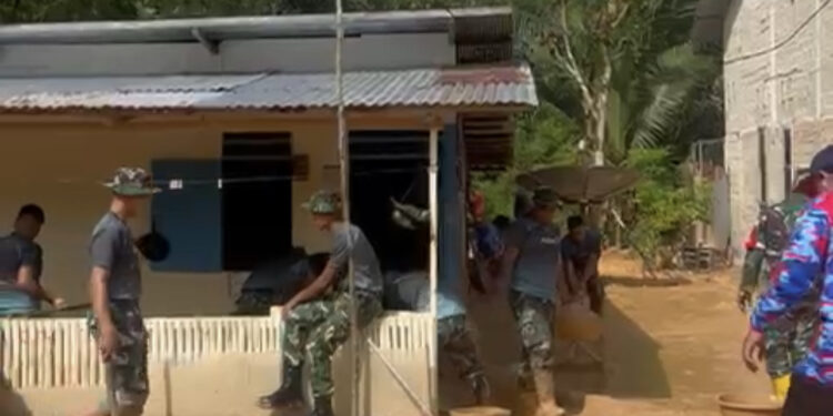 Personil TNI Gotong Royong Bersihkan Rumah Warga Terdampak Banjir Pasir di Kanaan Bontang