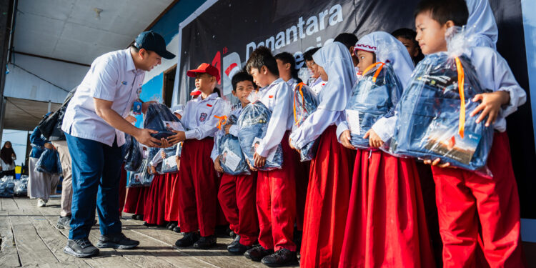 Pupuk Indonesia Group Ikut Bagikan Paket Perlengkapan Sekolah di Gresik dan Bontang