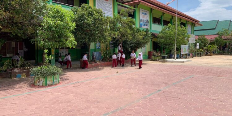 Halaman SDN 001 Bontang Utara Masih Tergenang Saat Air Rob, Sekolah Harap Ada Peninggian