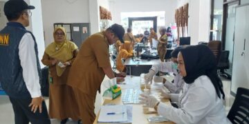25 Pegawai Kelurahan Tanjung Laut Mengikuti Tes Urine BNN Kota Bontang