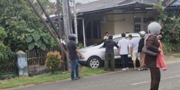 Laka Tunggal di Kawasan Hop Bontang, Mobil Hantam Tiang Listrik Hingga Pengemudi MD