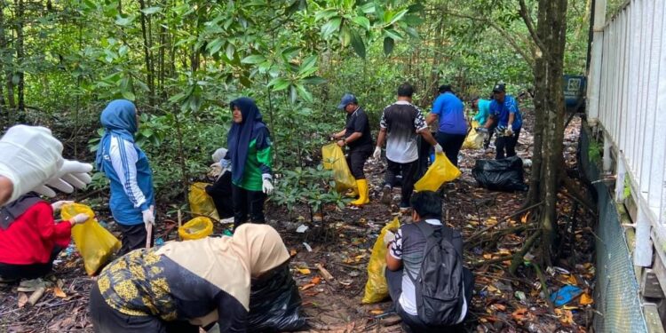 Jumat Bersih di Mangrove Edu Park, Dispopar-Ekraf Bontang Kumpulkan 50 lebih Kantong Sampah