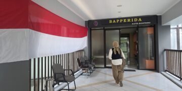 Bapperida Bontang Semarakkan HUT ke-81 RI, Pasang Bendera Merah Putih di Kawasan Kantor